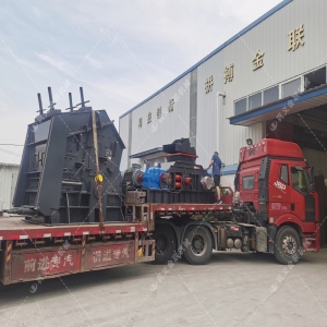 1000*700液壓對(duì)輥制砂機(jī)，1210反擊破發(fā)往四川